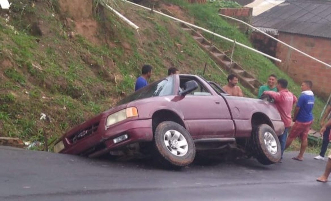 Em Cruzeiro do Sul, carro cai dentro de buraco e moradores reclamam de constantes acidentes